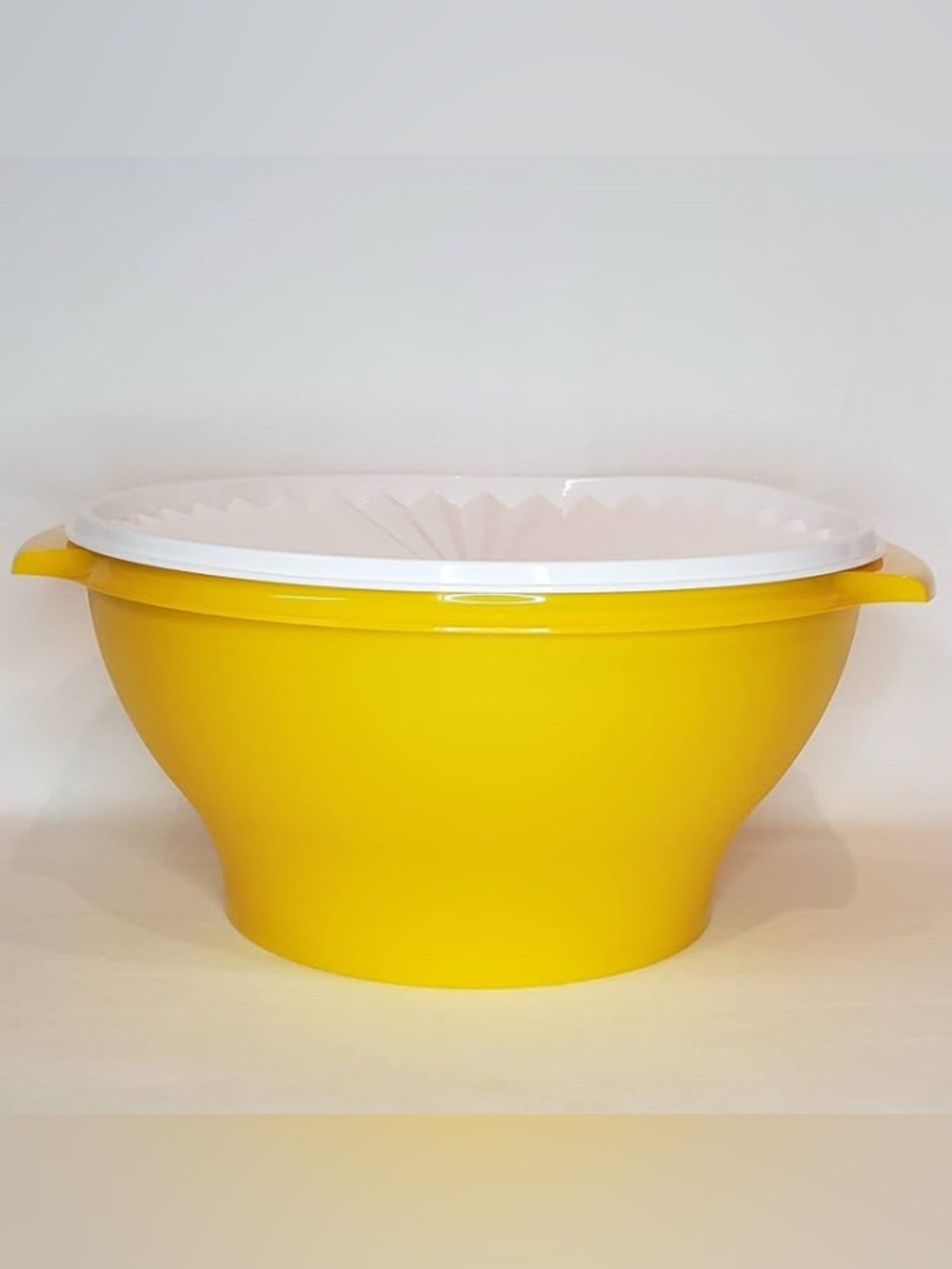 Yellow & White  Salad Bowl with Lid 4.3L